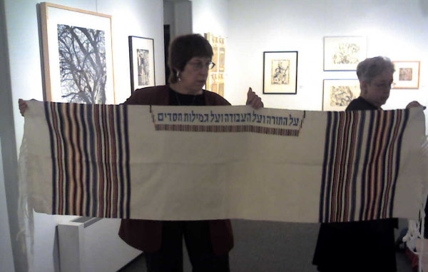 maxinesweaving.jpg (42400 bytes)